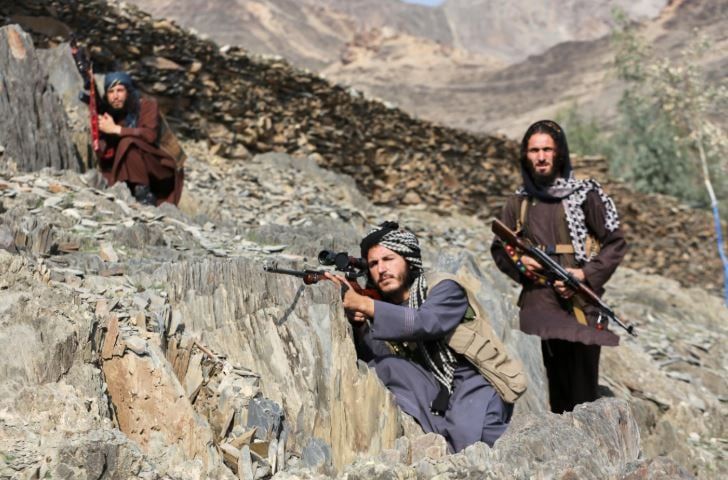 جنود أفغان يحرسون الحدود مع باكستان في ظل تبادل الهجمات بين البلدين، كما يظهر في الصور (1) جنود أفغان يحرسون الحدود مع باكستان في ظل تبادل الهجمات بين البلدين، كما يظهر في الصور (1)