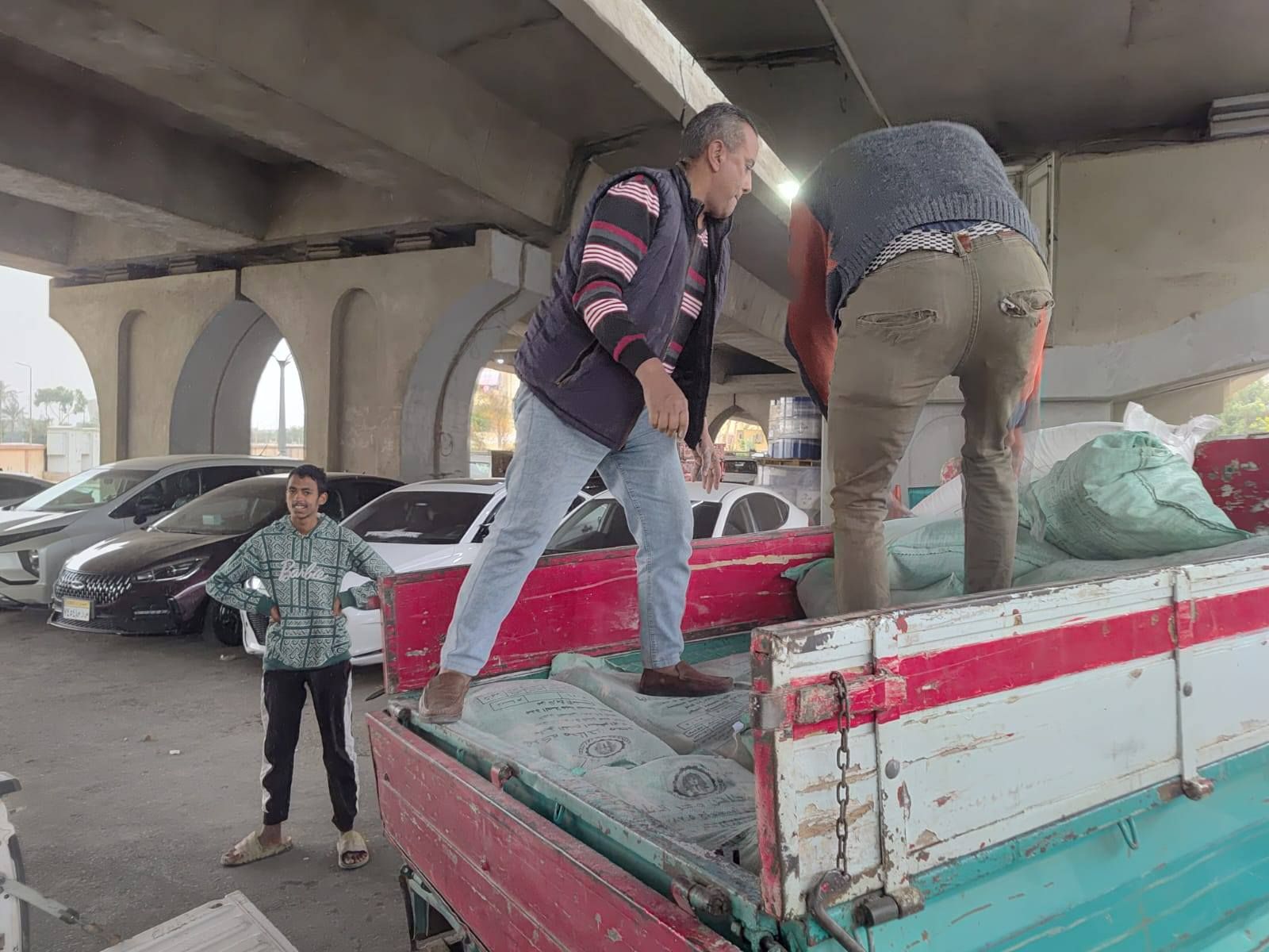 التموين تضبط 17 جوال دقيق بلدى مدعم قبل تهريبه وبيعه فى السوق السوداء التموين تضبط 17 جوال دقيق بلدى مدعم قبل تهريبه وبيعه فى السوق السوداء