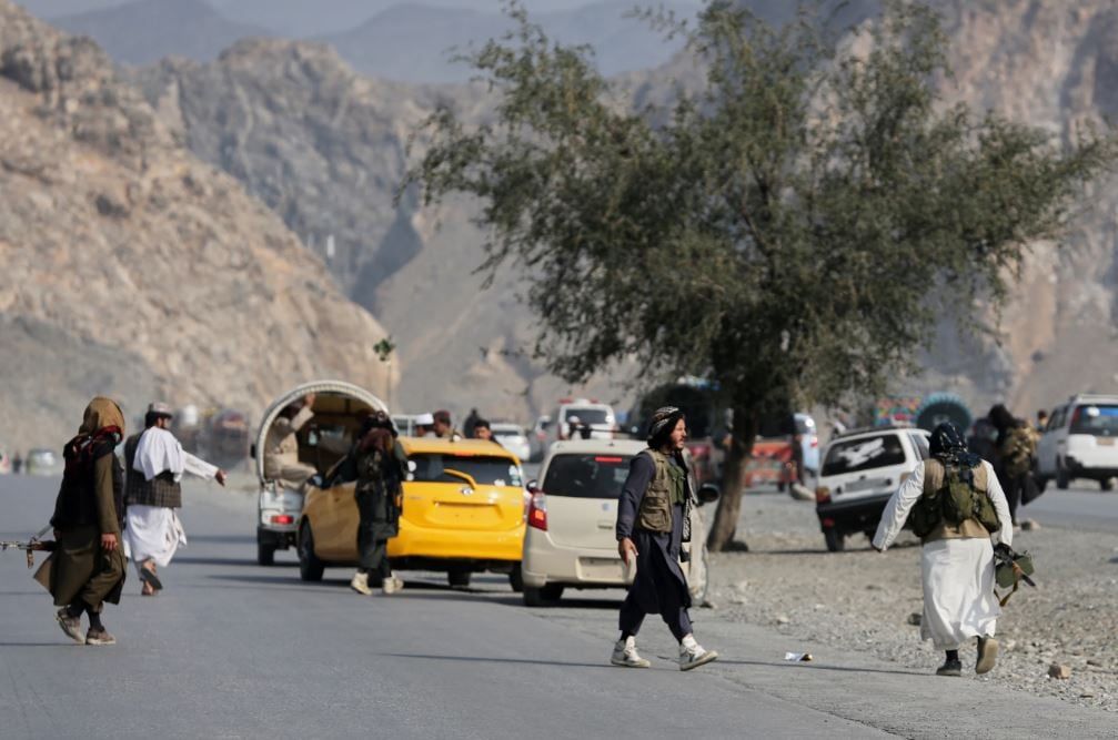 جنود أفغان يحرسون الحدود مع باكستان في ظل تبادل الهجمات بين البلدين، كما يظهر في الصور (2) جنود أفغان يحرسون الحدود مع باكستان في ظل تبادل الهجمات بين البلدين، كما يظهر في الصور (2)