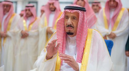 الملك سلمان يؤدي صلاة عيد الفطر في قصر السلام بجدة