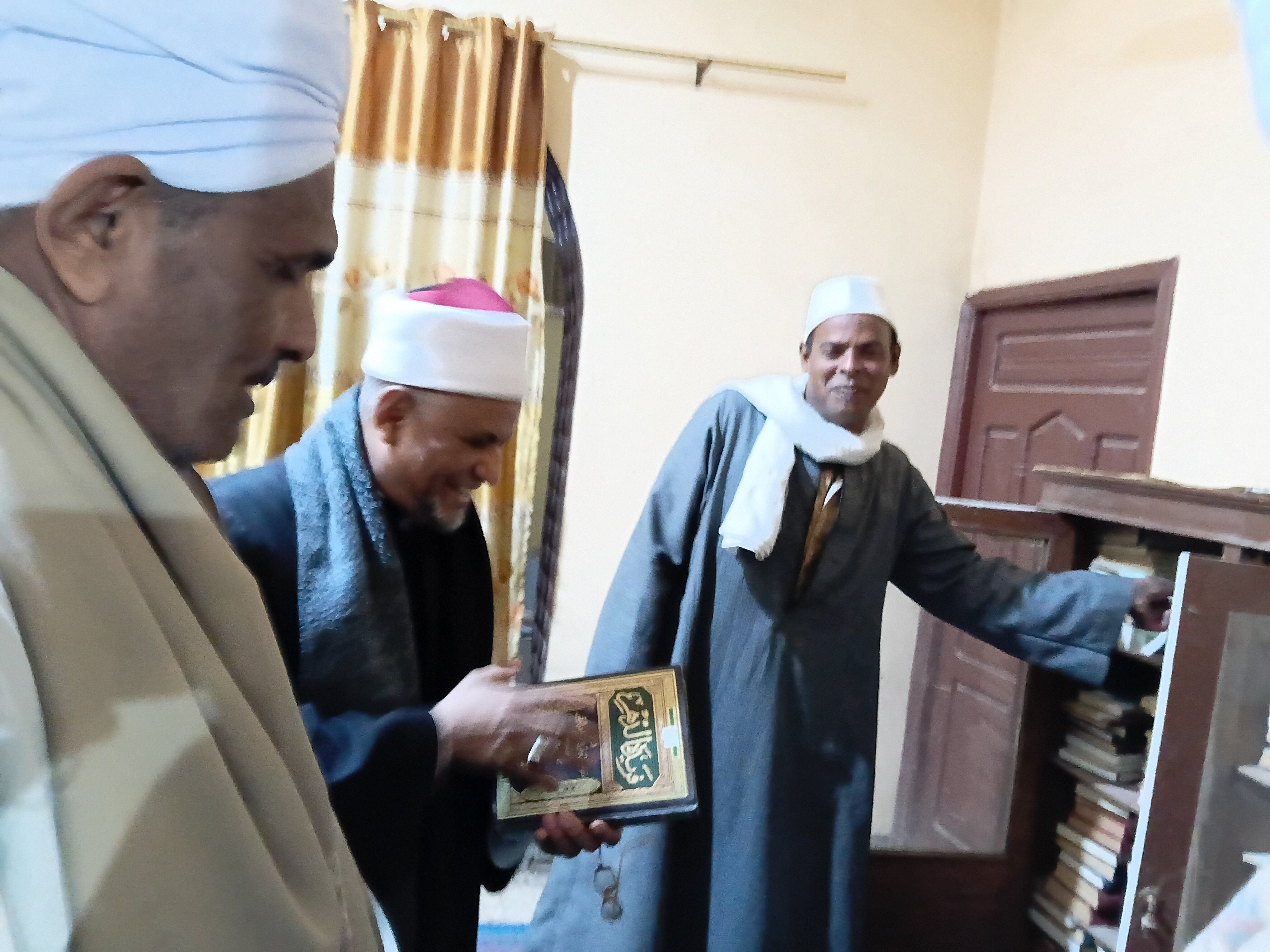 تلاميذ الشيخ يتصفحون المكتبة تلاميذ الشيخ يتصفحون المكتبة