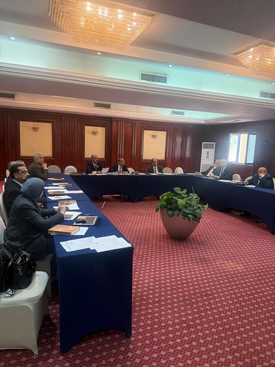 جانب من اجتماع اللجنة جانب من اجتماع اللجنة