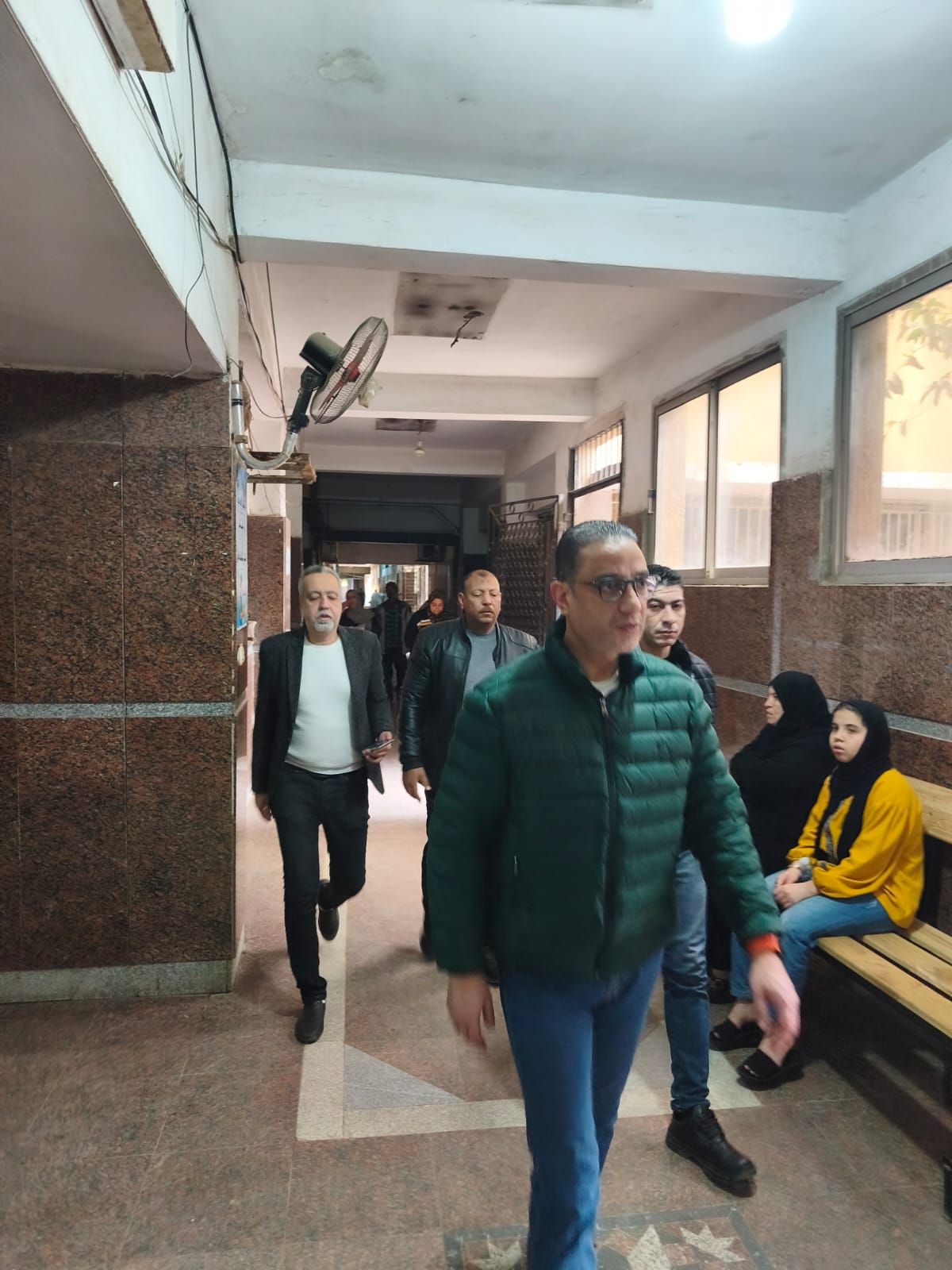 جولة مفاجئة لمحافظ الجيزة بمستشفى الحوامدية العام لمتابعة انتظام العمل (2) جولة مفاجئة لمحافظ الجيزة بمستشفى الحوامدية العام لمتابعة انتظام العمل (2)