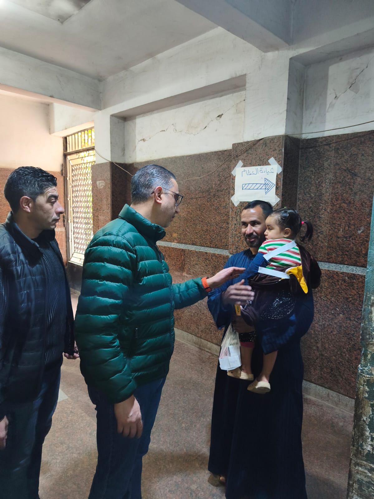 جولة مفاجئة لمحافظ الجيزة بمستشفى الحوامدية العام لمتابعة انتظام العمل (1) جولة مفاجئة لمحافظ الجيزة بمستشفى الحوامدية العام لمتابعة انتظام العمل (1)