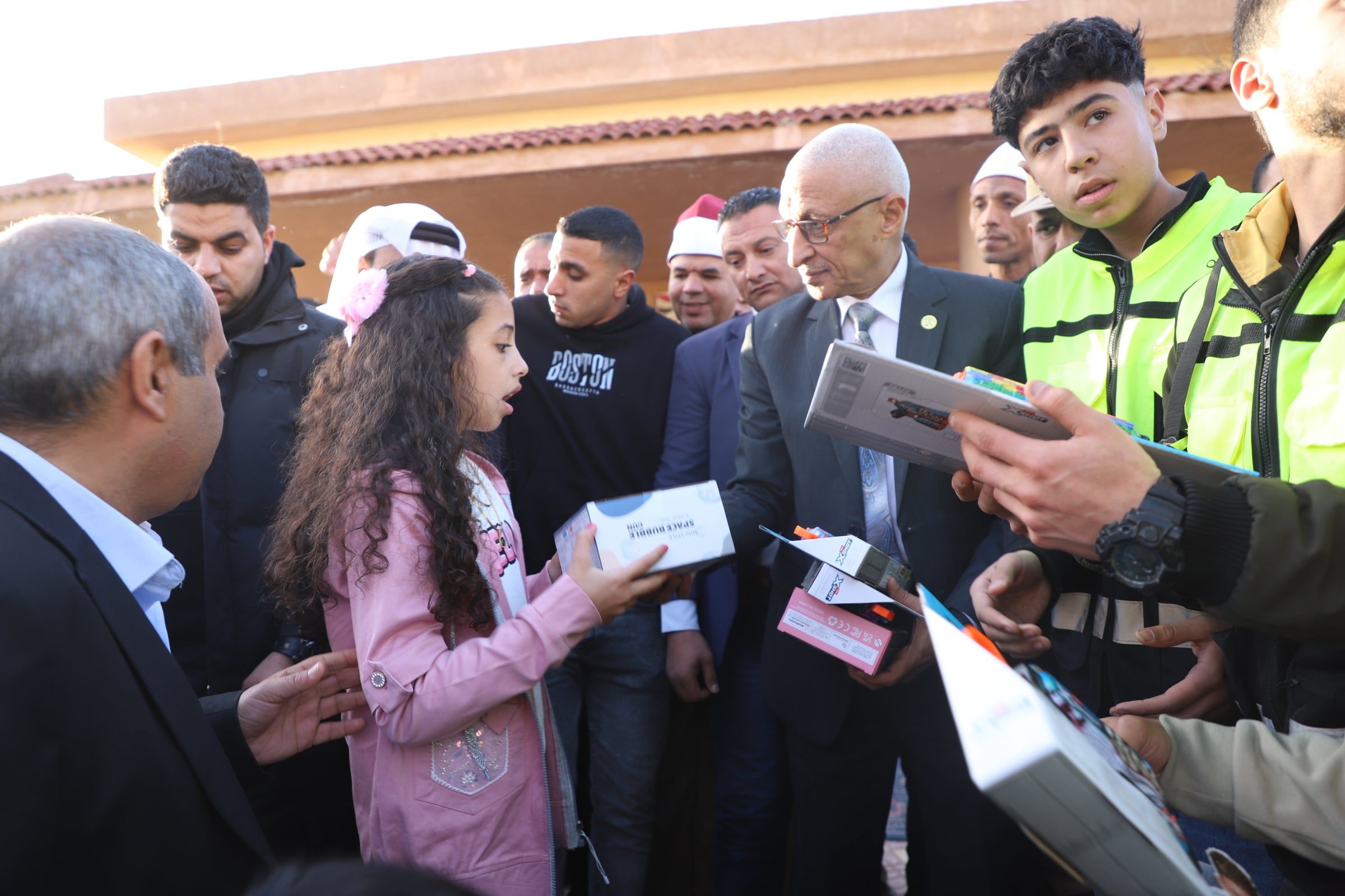 محافظ شمال سيناء يوزع هدايا العيد في رفح محافظ شمال سيناء يوزع هدايا العيد في رفح