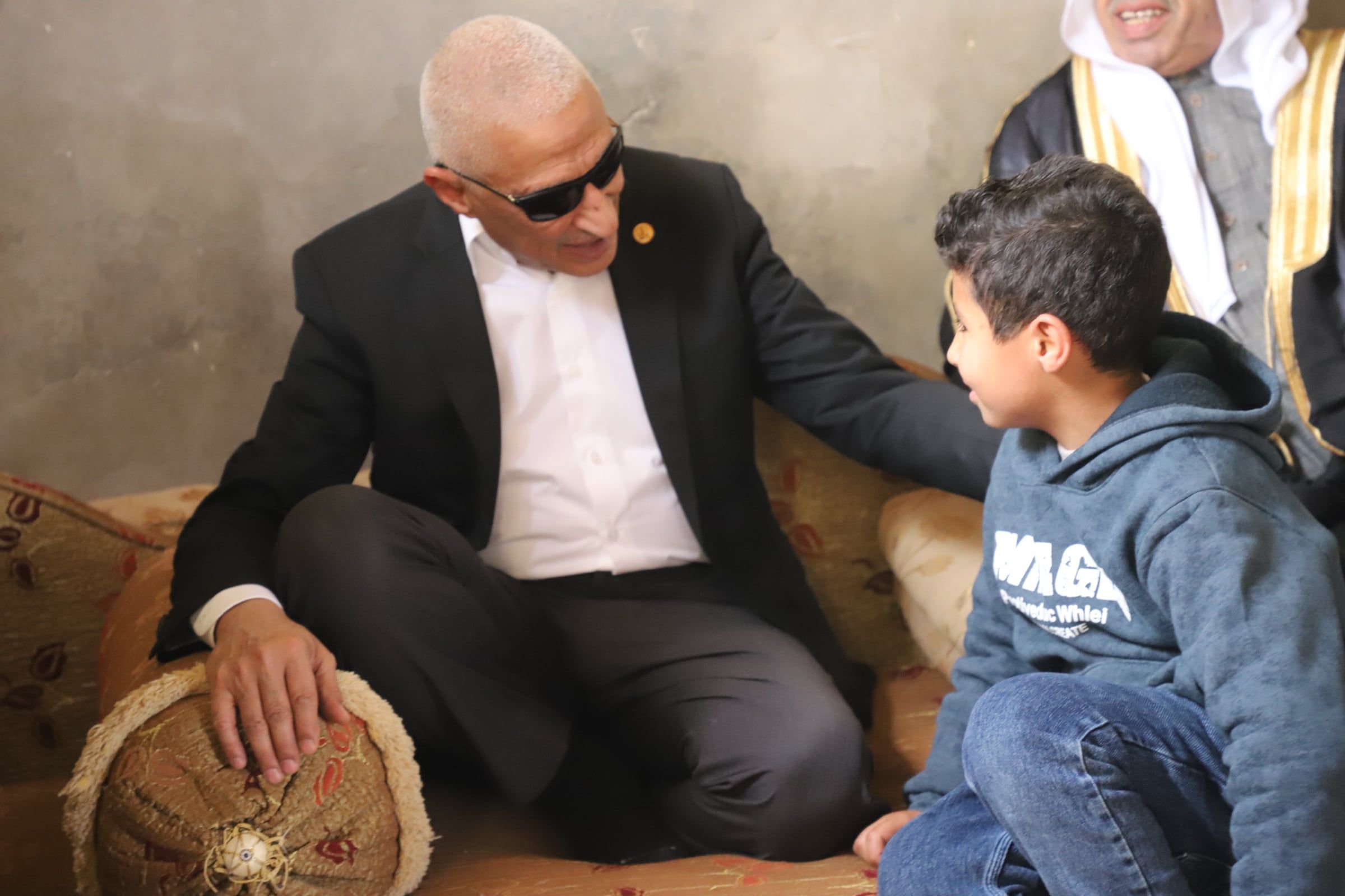 حديث بين الاب “ المحافظ “ واحد اطفال القرية حديث بين الاب “ المحافظ “ واحد اطفال القرية