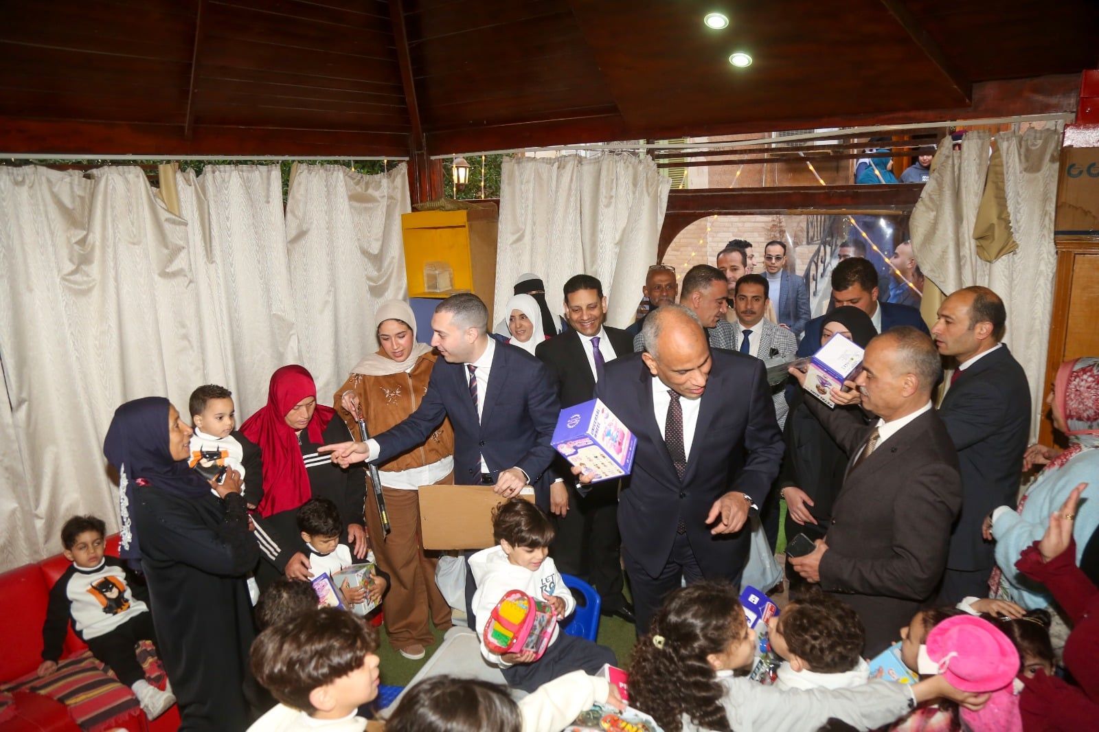 جانب من توزيع الهدايا جانب من توزيع الهدايا