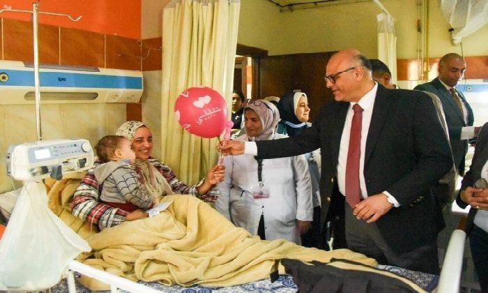 من صلاة العيد إلى غرف المستشفيات.. محافظ الإسكندرية يوزع البلالين والبهجة بمستشفى أطفال الأنفوشي من صلاة العيد إلى غرف المستشفيات.. محافظ الإسكندرية يوزع البلالين والبهجة بمستشفى أطفال الأنفوشي