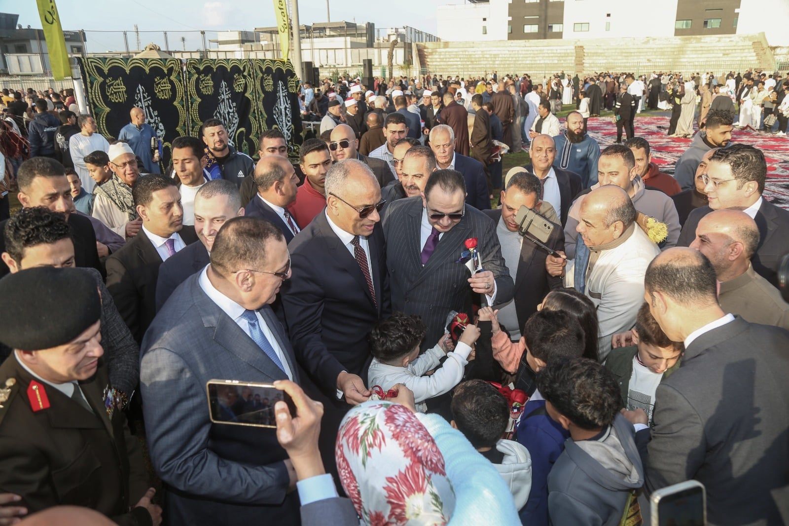 محافظ كفر الشيخ يوزع الورود والهدايا محافظ كفر الشيخ يوزع الورود والهدايا