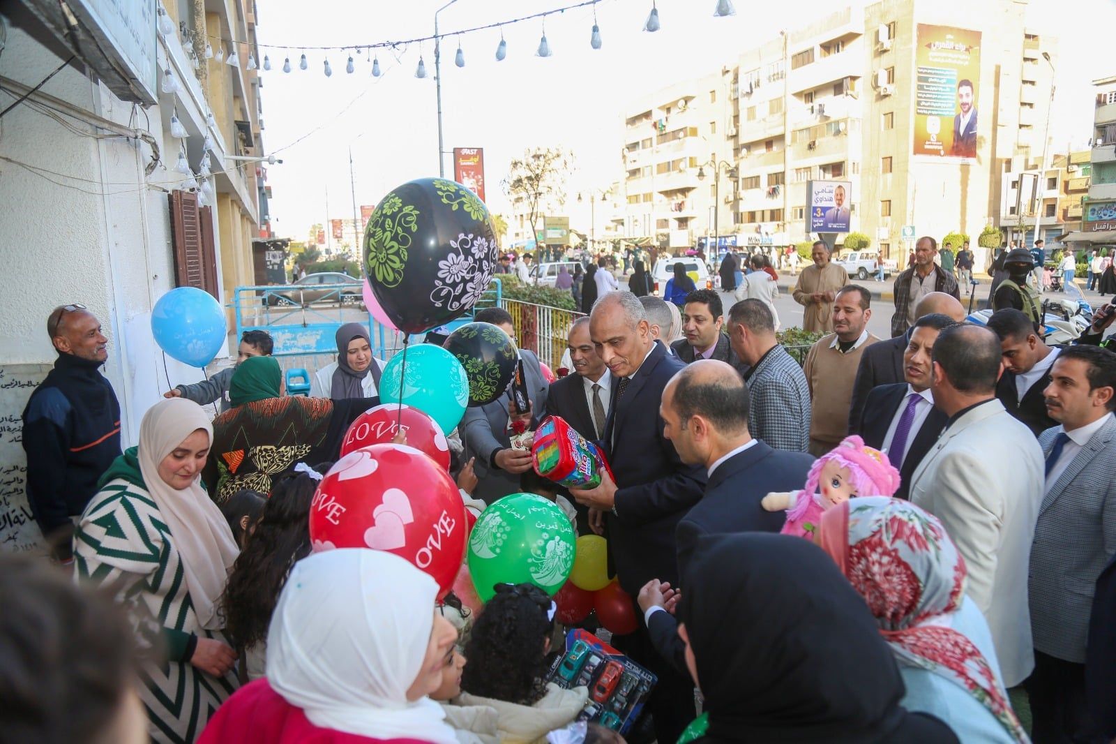 توزيع الهدايا توزيع الهدايا