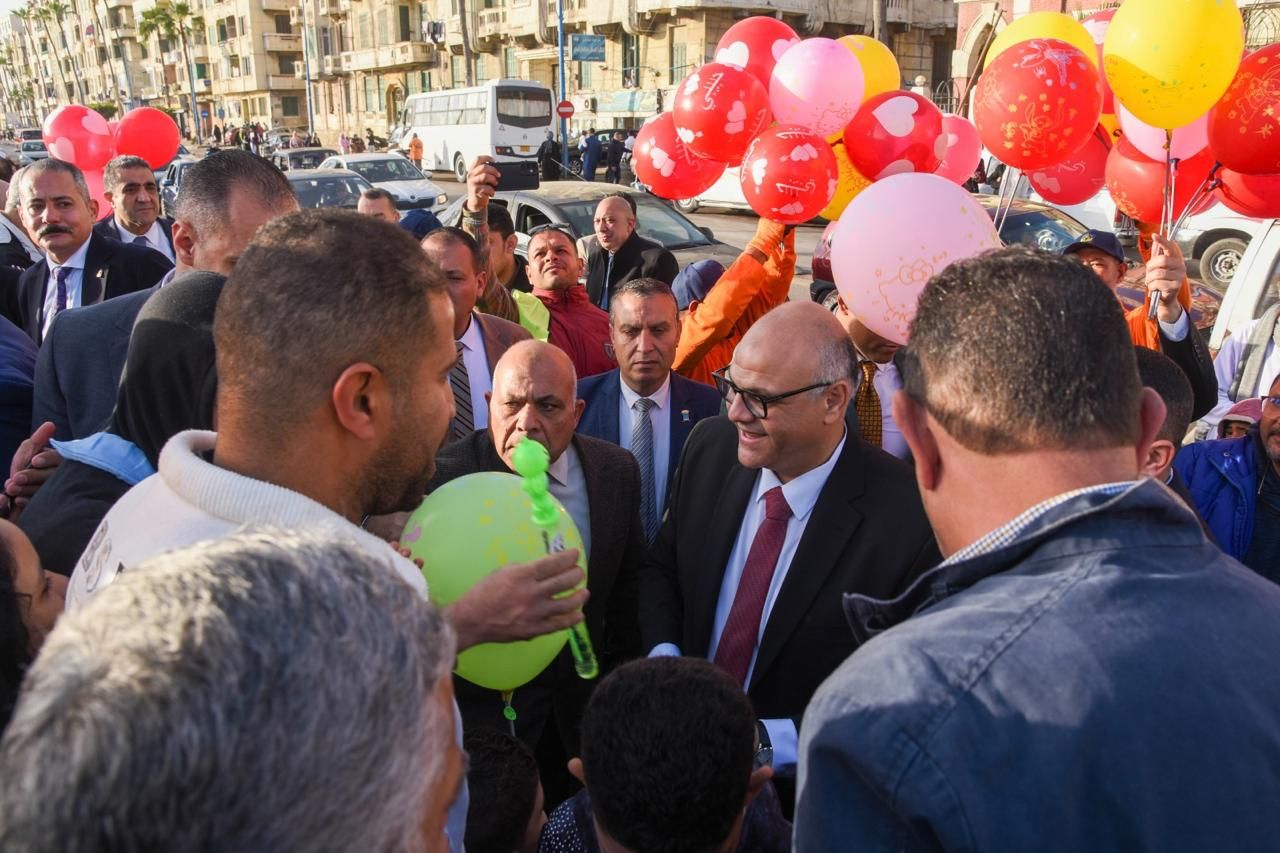 محافظ الاسكندرية مع المواطنين محافظ الاسكندرية مع المواطنين