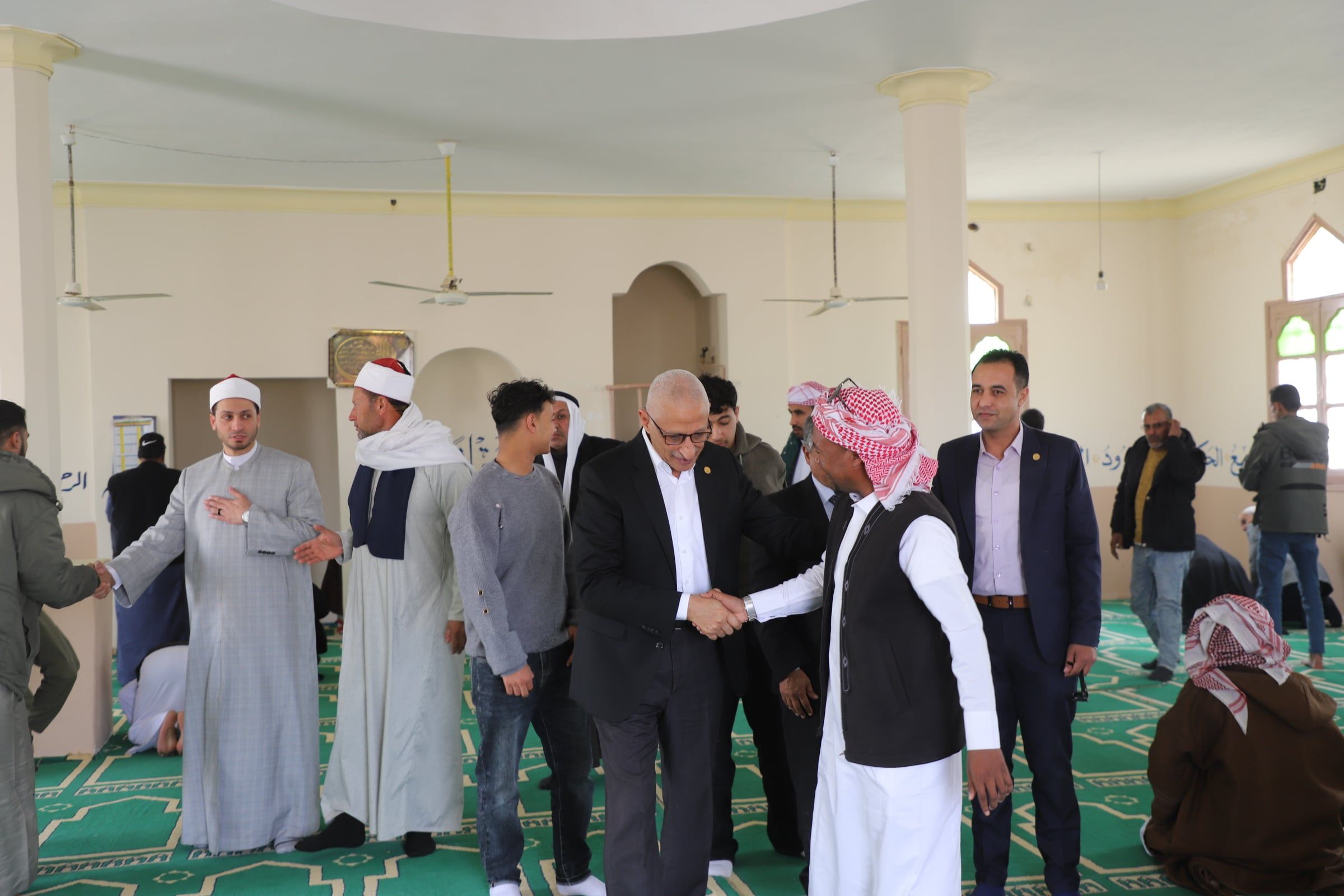 المواطنين ومصافحة محافظ شمال سيناء المواطنين ومصافحة محافظ شمال سيناء