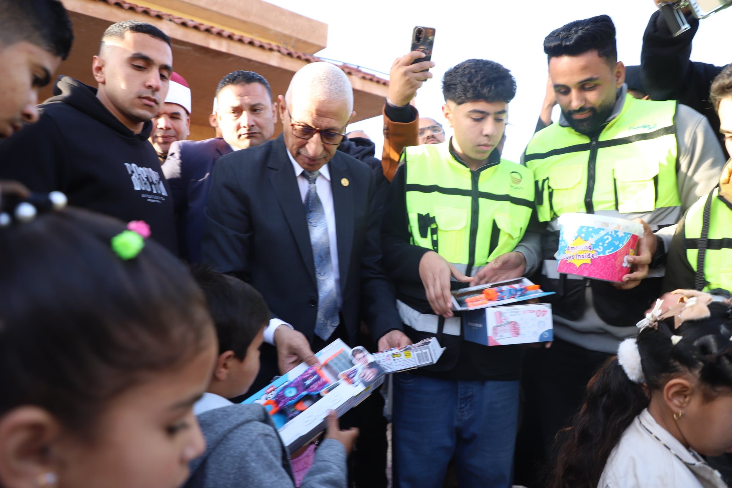 توزيع الهدايا علي الاطفال توزيع الهدايا علي الاطفال