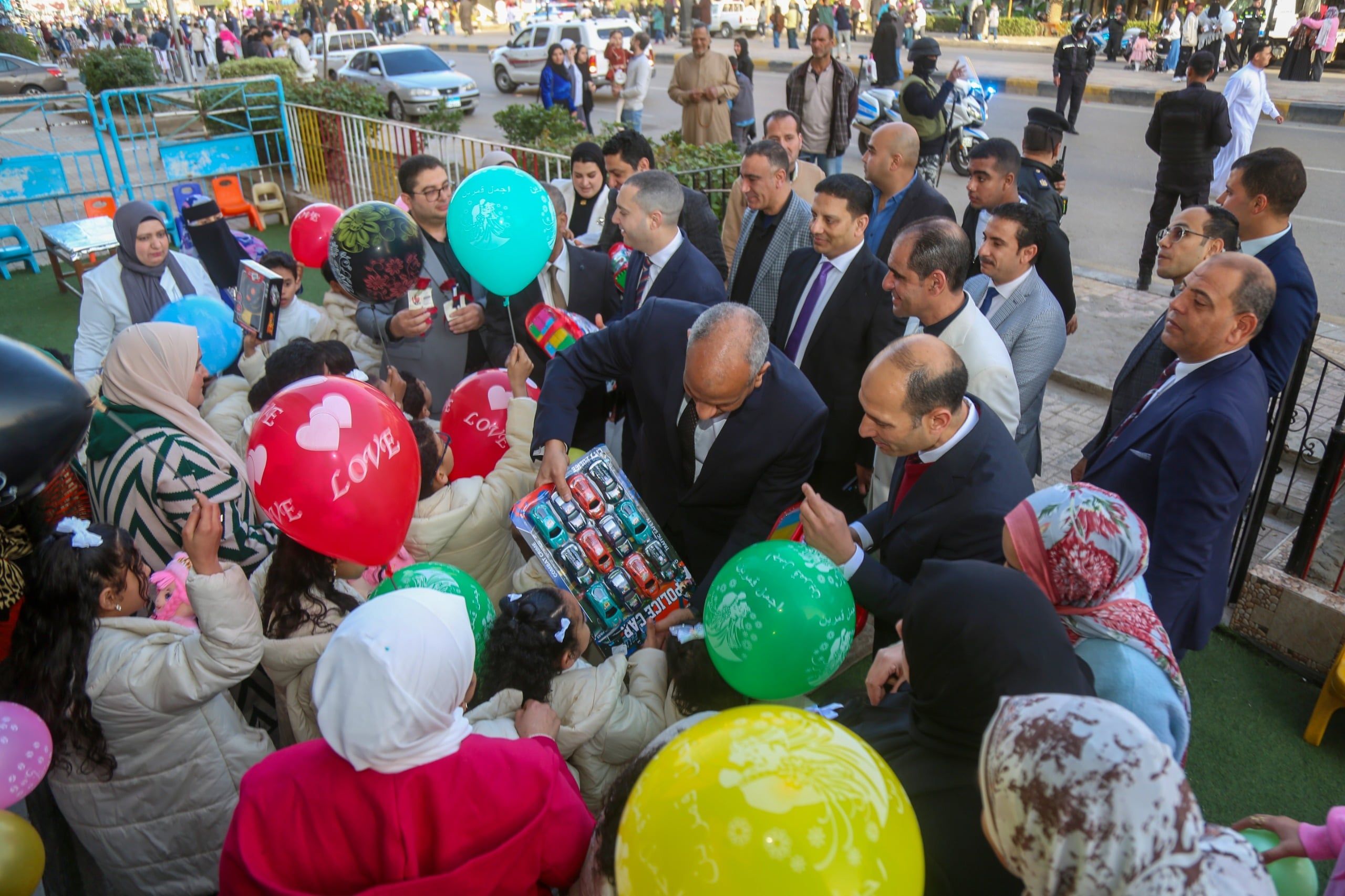 فرحة الاطفال بهدايا محافظ كفر الشيخ فرحة الاطفال بهدايا محافظ كفر الشيخ