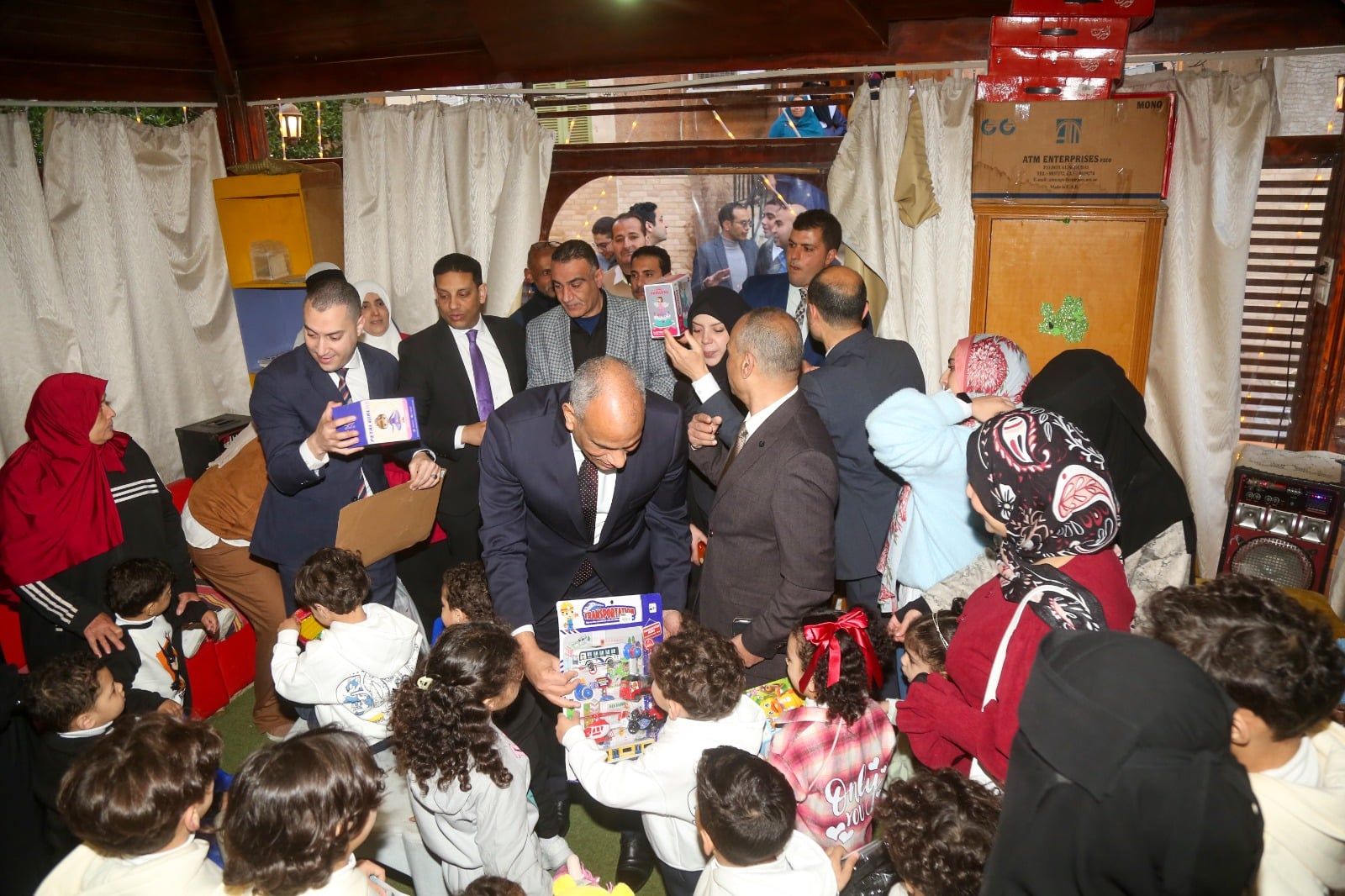 محافظ كفر الشيخ يوزع الهدايا على الاطفال محافظ كفر الشيخ يوزع الهدايا على الاطفال