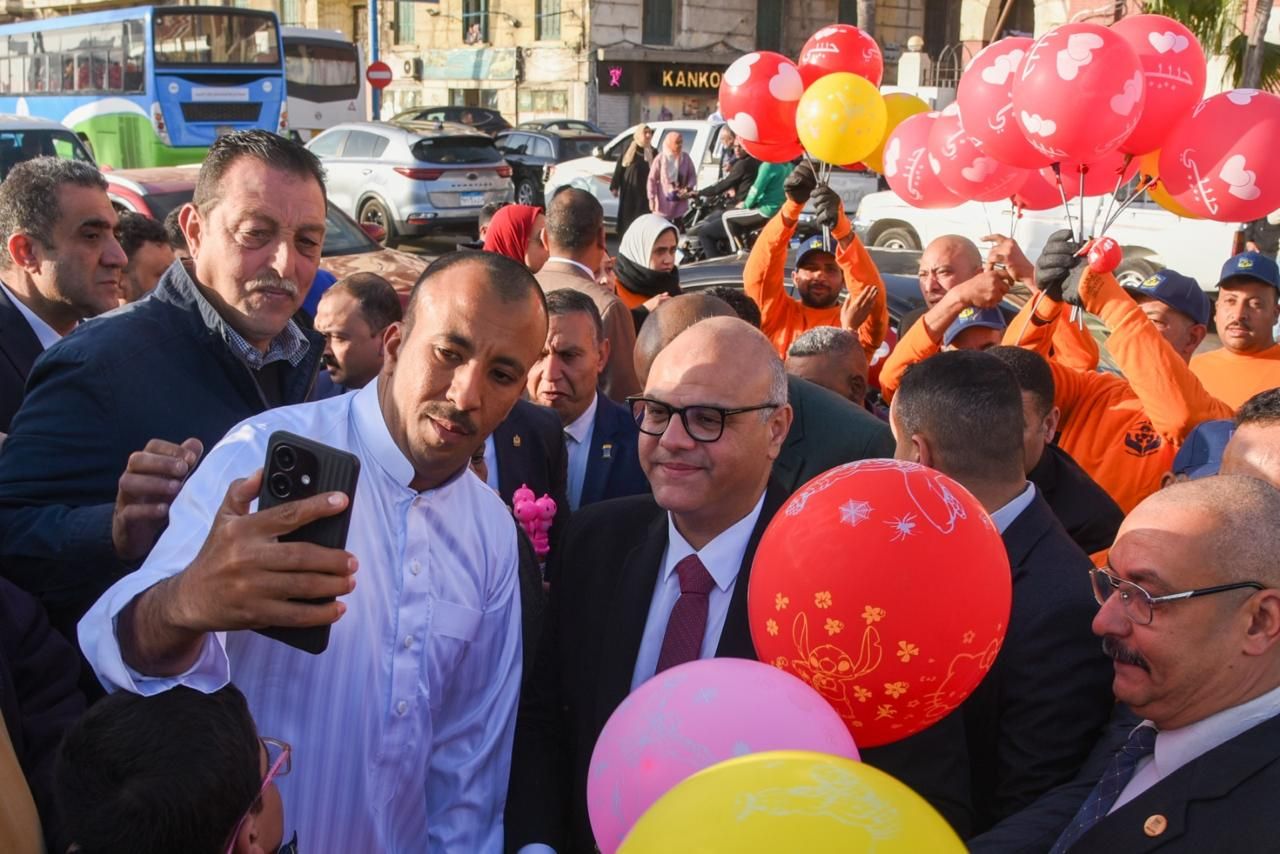 محافظ الإسكندرية يجري جولة على طريق الكورنيش لمشاركة المواطنين فرحة العيد محافظ الإسكندرية يجري جولة على طريق الكورنيش لمشاركة المواطنين فرحة العيد