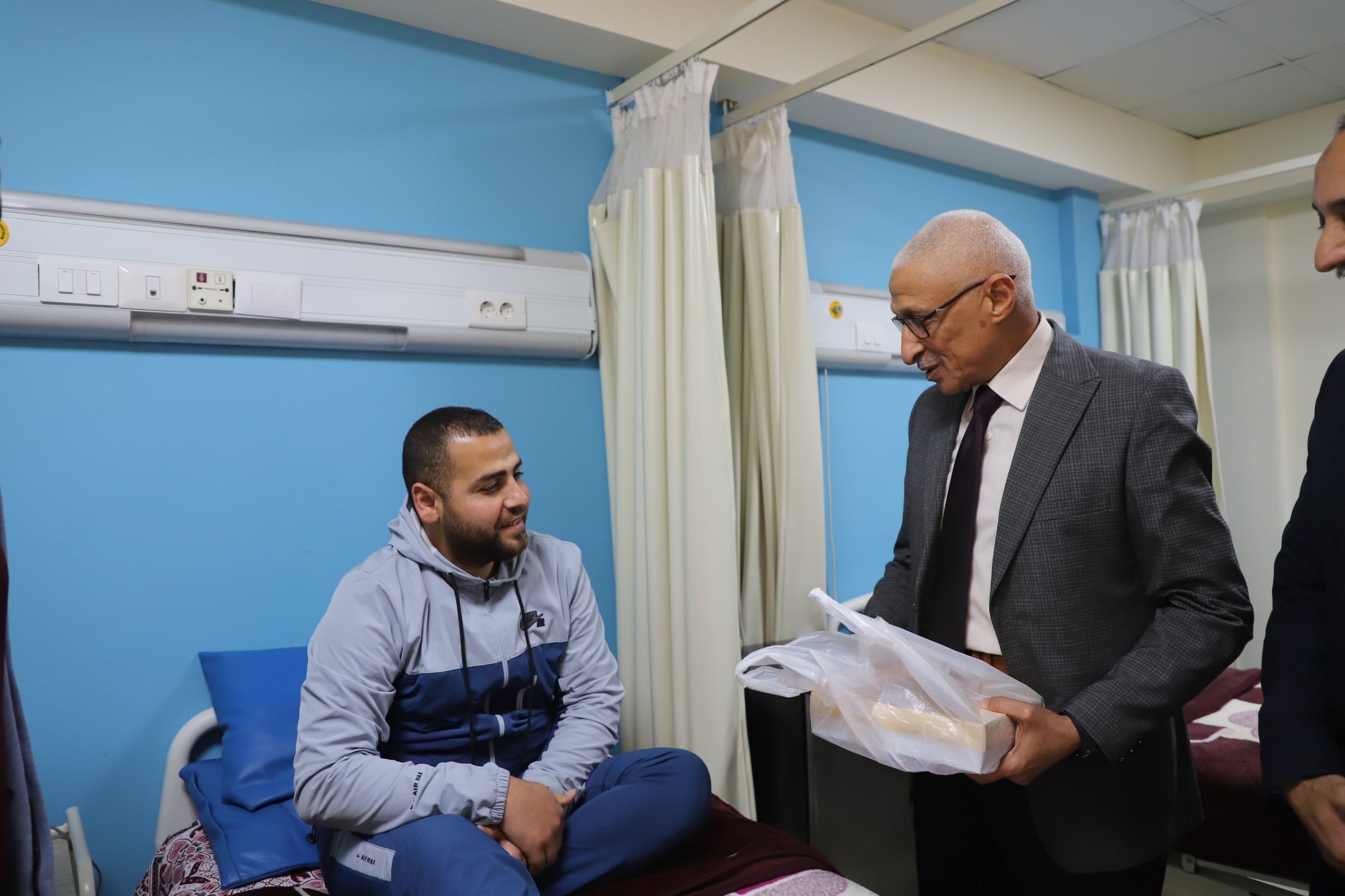 محافظ شمال سيناء يطمئن علي المصابين محافظ شمال سيناء يطمئن علي المصابين