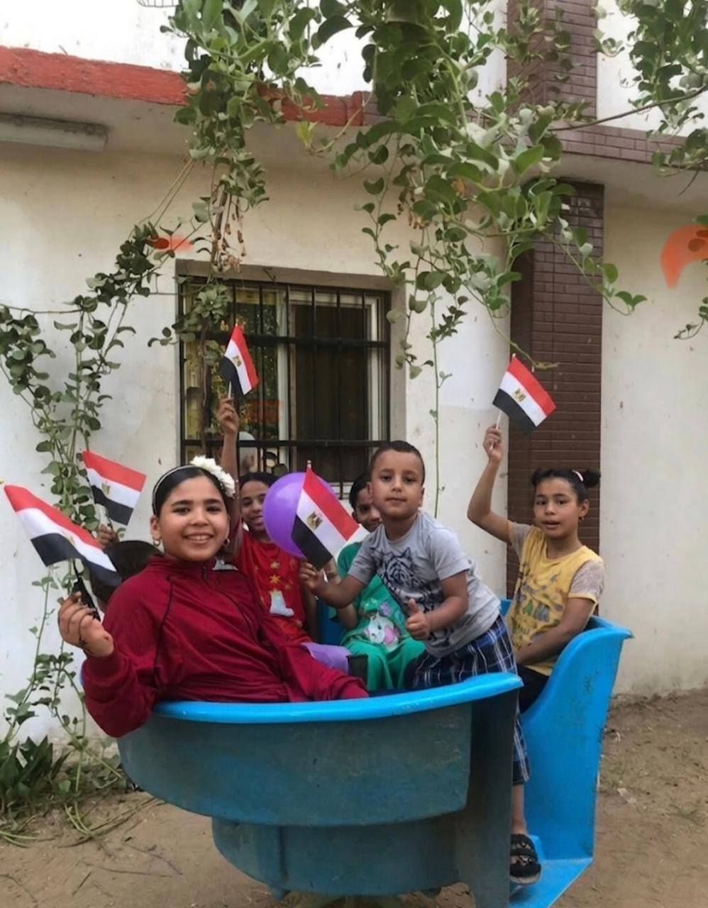 فرحة الأطفال بعلم مصر فى مراكز الشباب بالأقصر فرحة الأطفال بعلم مصر فى مراكز الشباب بالأقصر