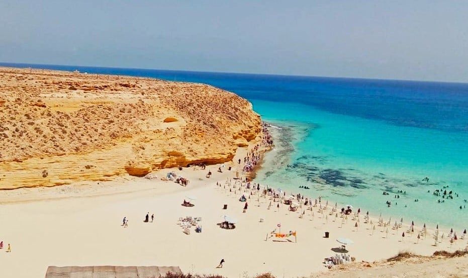 شاطئ وهضبة عجيبة شاطئ وهضبة عجيبة