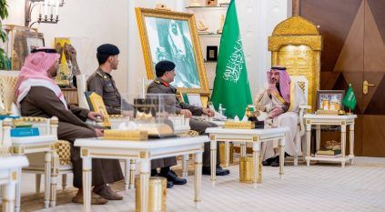 أمير القصيم يُكرم مواطنًا ورجل أمن لمساعدتهما طفلة سودانية تعرضت لحادث مروري