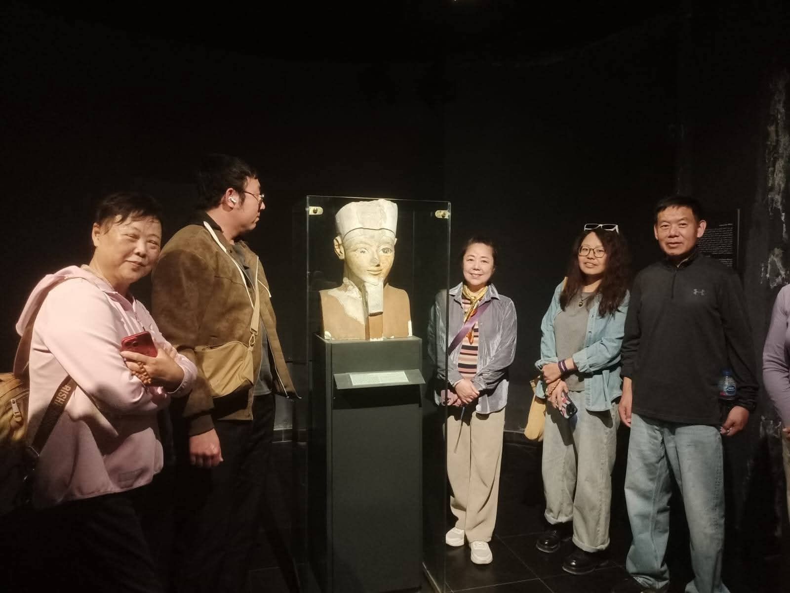 صور تذكارية إلى جانب المعروضات صور تذكارية إلى جانب المعروضات