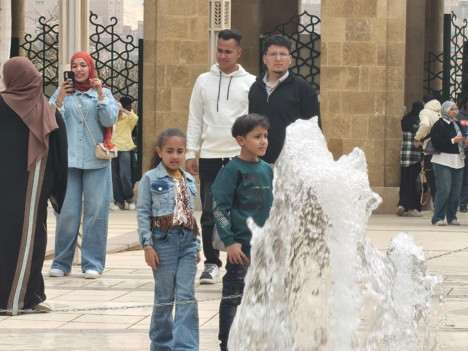 نافورة حديقة الأزهر الراقصة تجذب المحتفلين نافورة حديقة الأزهر الراقصة تجذب المحتفلين