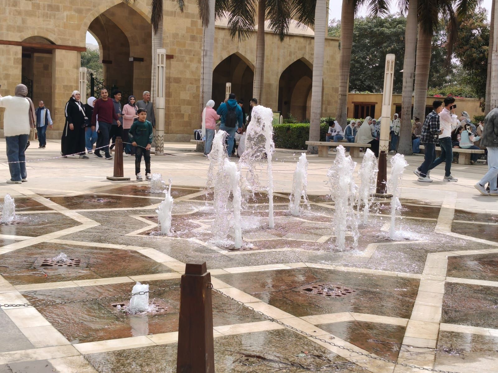 نافورة حديقة الأزهر الراقصة تجذب المحتفلين بعيد الفطر المبارك نافورة حديقة الأزهر الراقصة تجذب المحتفلين بعيد الفطر المبارك