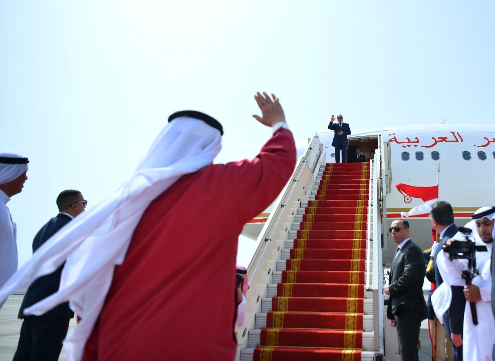 ملك البحرين يودع الرئيس عبد الفتاح السيسي بعد زيارة قصيرة ملك البحرين يودع الرئيس عبد الفتاح السيسي بعد زيارة قصيرة