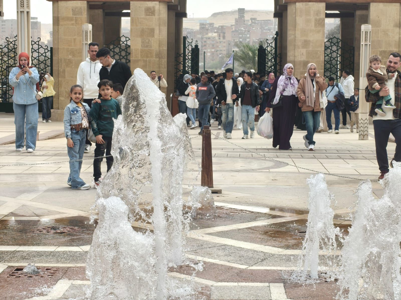 نافورة حديقة الأزهر الراقصة تجذب المحتفلين نافورة حديقة الأزهر الراقصة تجذب المحتفلين