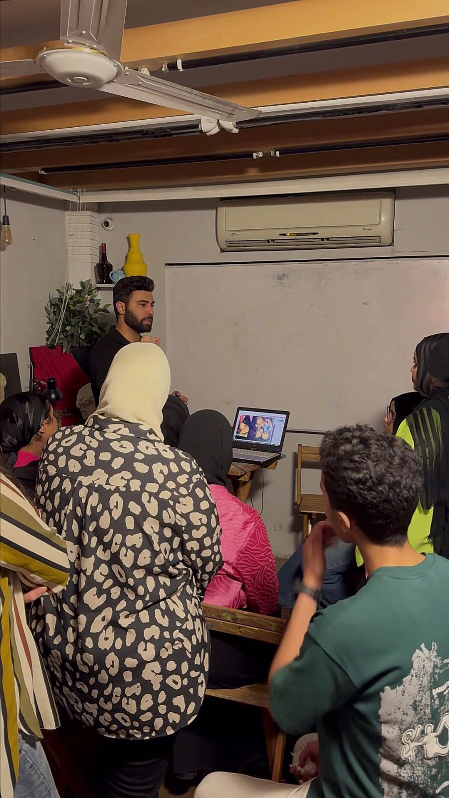 الشباب يتعلمون الرسوم الشباب يتعلمون الرسوم