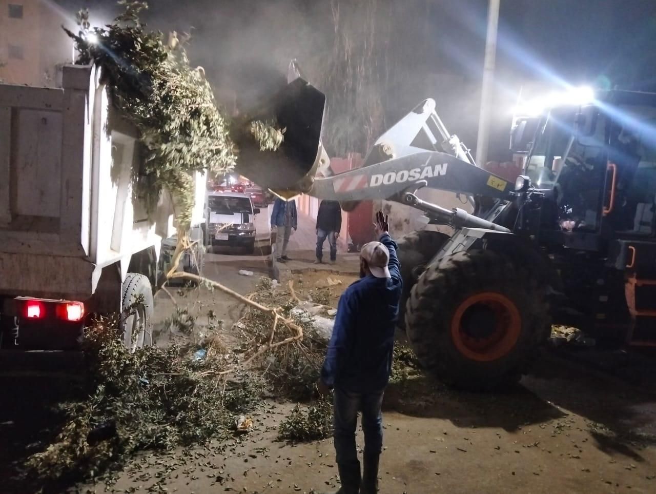 إستمرار المتابعة المسائية لرفع التراكمات وتأمين كابلات الكهرباء بالسويس (4) إستمرار المتابعة المسائية لرفع التراكمات وتأمين كابلات الكهرباء بالسويس (4)