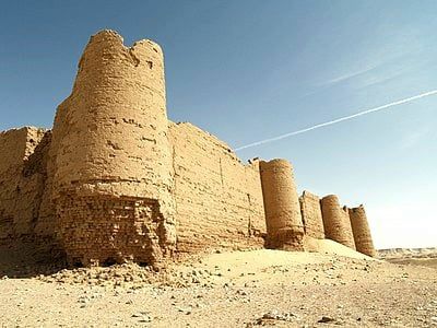 اسوار الحصون من الطوب اللبن بارتفاع شاهق اسوار الحصون من الطوب اللبن بارتفاع شاهق