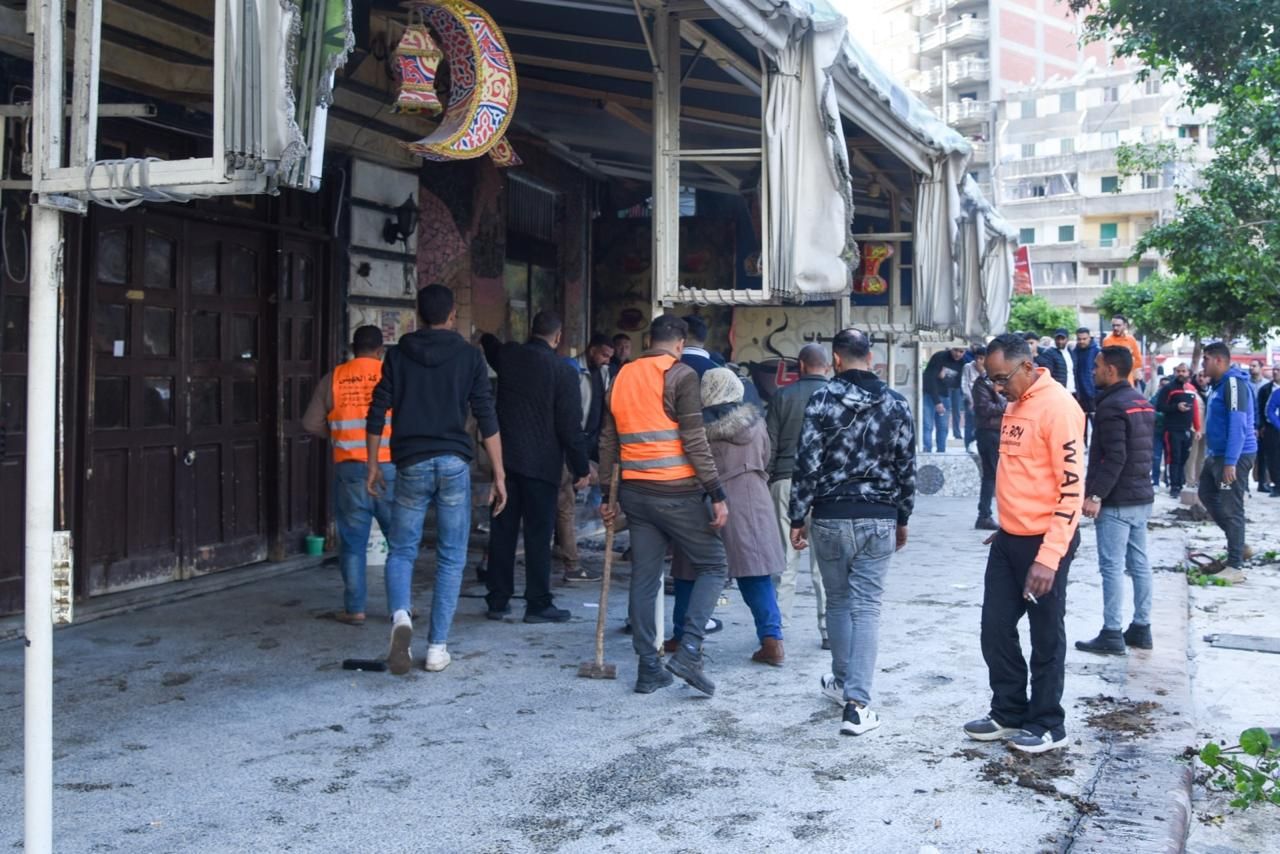 غلق مقاهى وكافتيريا متعدية على حرم الطريق العام غلق مقاهى وكافتيريا متعدية على حرم الطريق العام