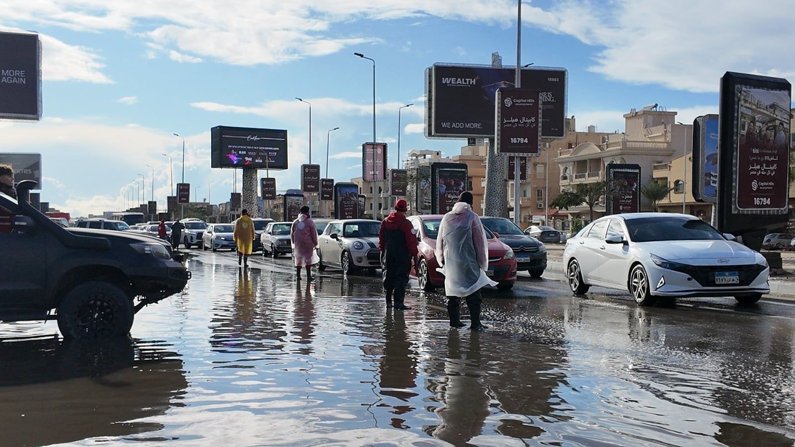 جانب من فرق الإنقاذ جانب من فرق الإنقاذ