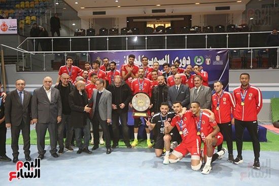 درع الكرة الطائرة مع لاعبي الاهلي درع الكرة الطائرة مع لاعبي الاهلي