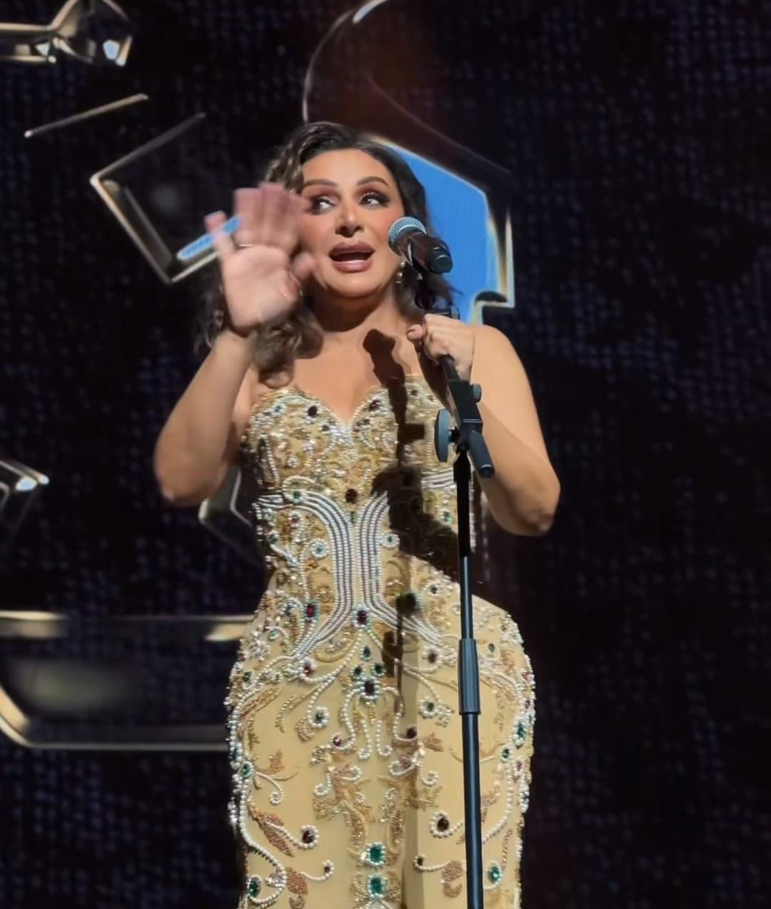 أنغام تتألق فى حفلها بجدة وتشعل حماس الجمهور (1) أنغام تتألق فى حفلها بجدة وتشعل حماس الجمهور (1)