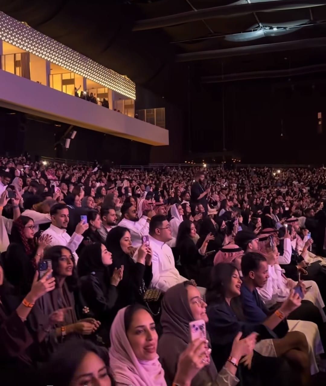 أنغام تتألق فى حفلها بجدة وتشعل حماس الجمهور (2) أنغام تتألق فى حفلها بجدة وتشعل حماس الجمهور (2)