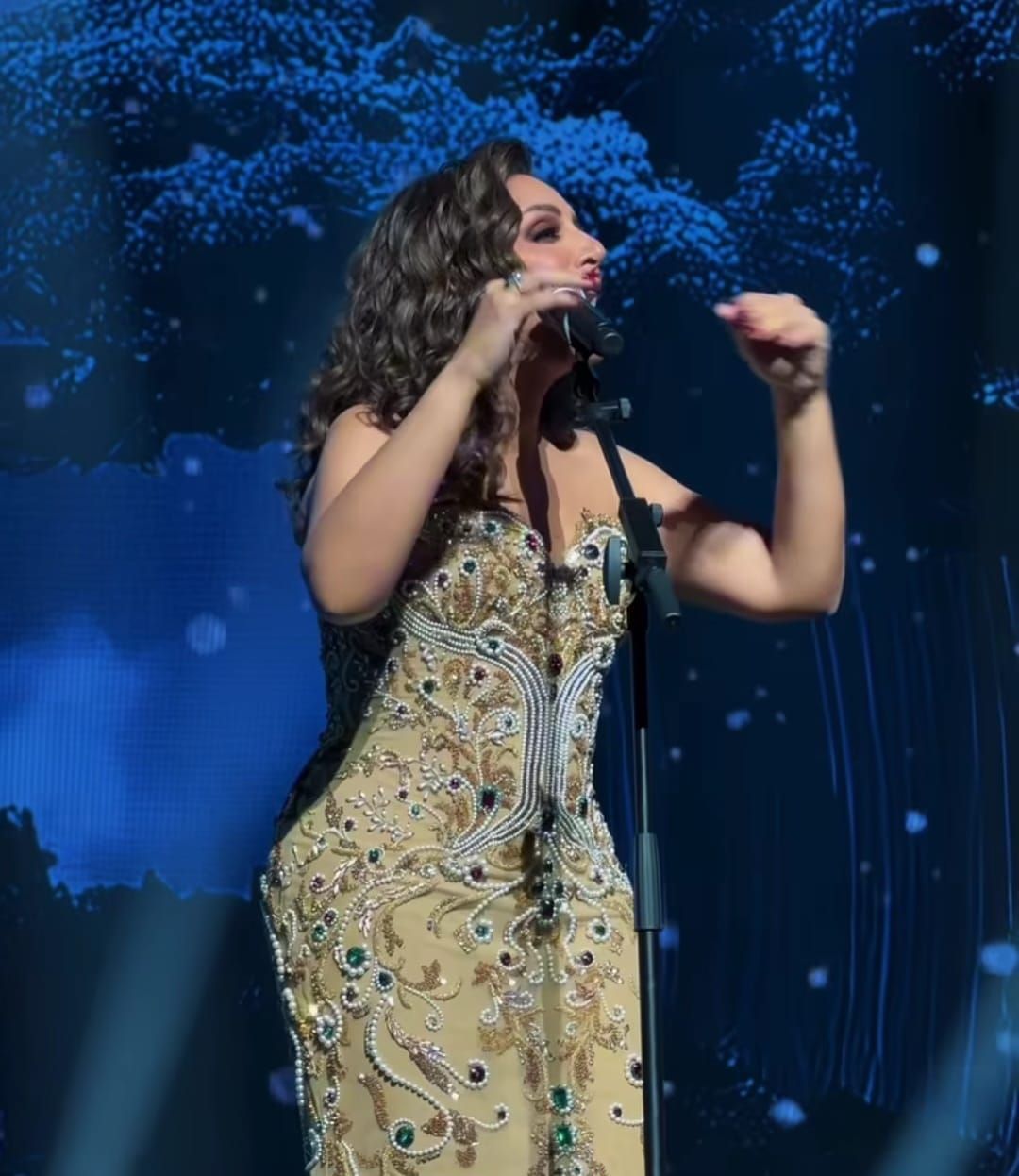 أنغام تتألق فى حفلها بجدة وتشعل حماس الجمهور (6) أنغام تتألق فى حفلها بجدة وتشعل حماس الجمهور (6)