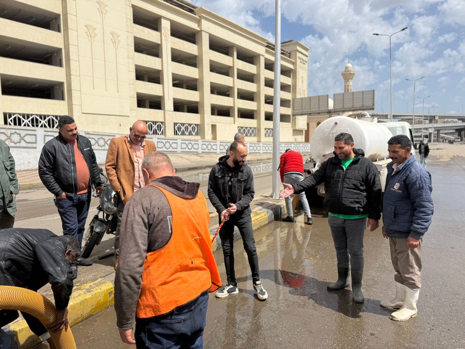 سيارات شفط وسحب تراكمات مياه الأمطار بمناطق الجيزة (5) سيارات شفط وسحب تراكمات مياه الأمطار بمناطق الجيزة (5)