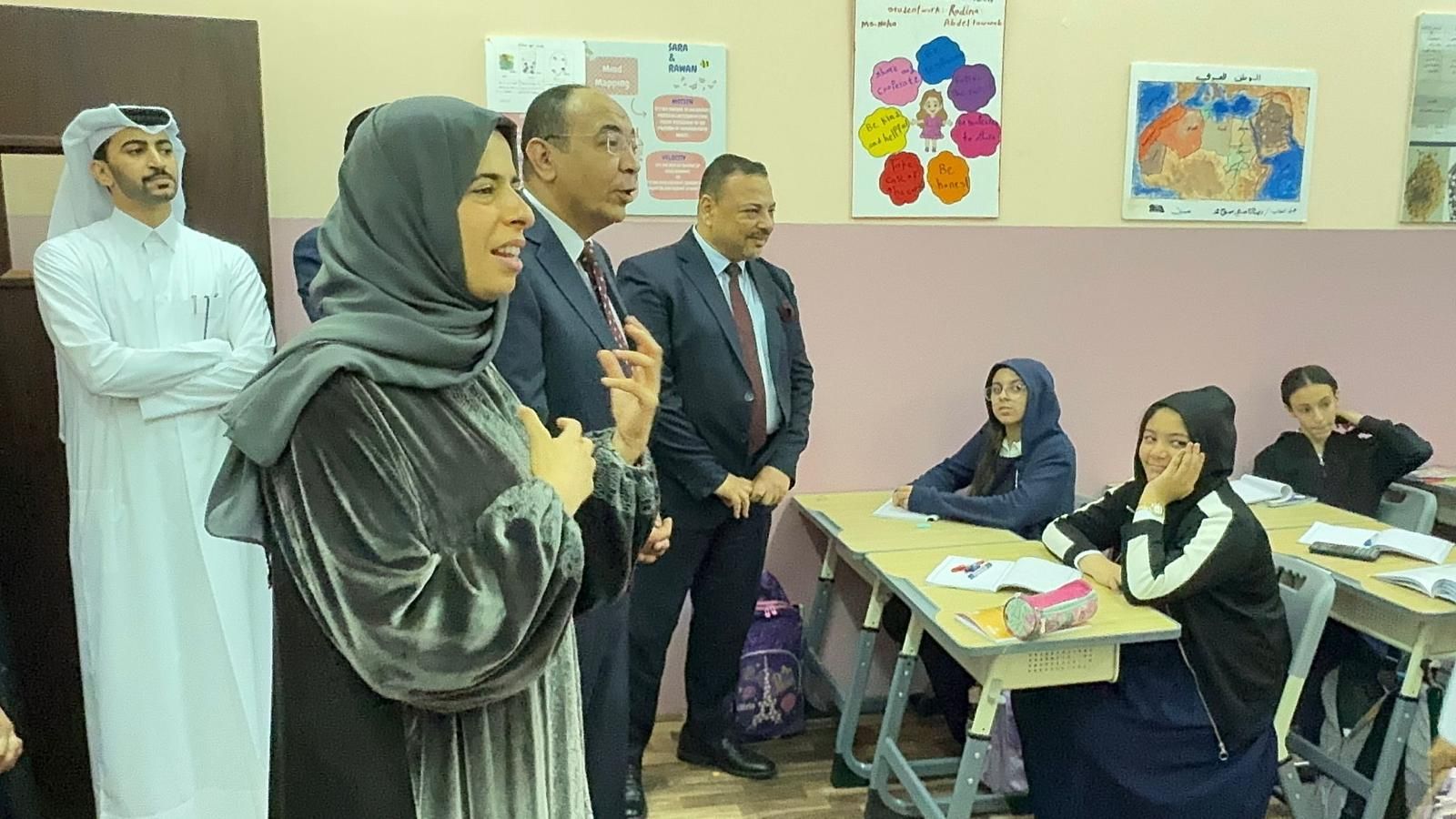 WhatsApp Image 2026-03-29 at 5.54.29 PM (4) وزيرة التعليم بدولة قطر خلال تواجدها فى الفصول