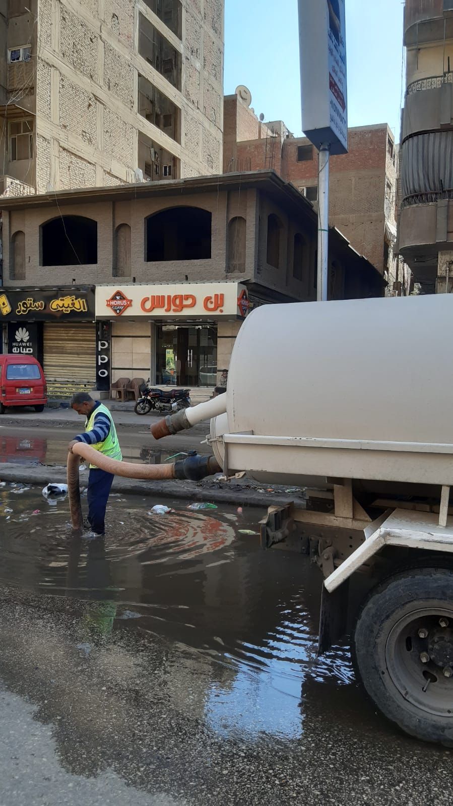سيارات شفط وسحب تراكمات مياه الأمطار بمناطق الجيزة (4) سيارات شفط وسحب تراكمات مياه الأمطار بمناطق الجيزة (4)