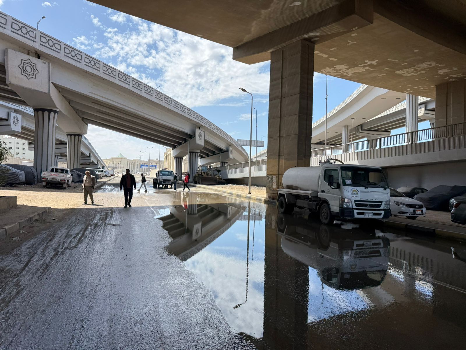 سيارات شفط وسحب تراكمات مياه الأمطار بمناطق الجيزة (8) سيارات شفط وسحب تراكمات مياه الأمطار بمناطق الجيزة (8)