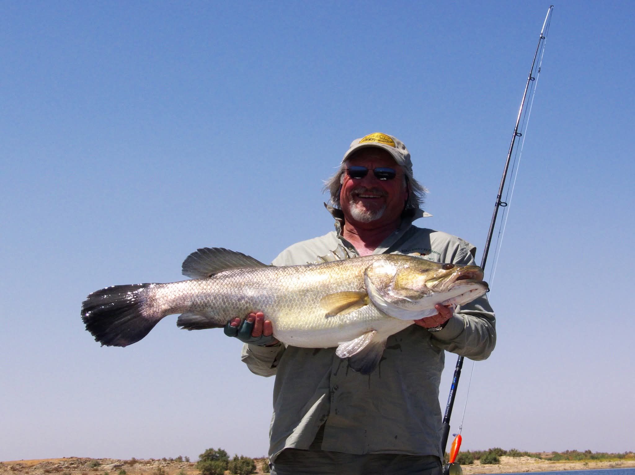 الأجانب يمارسون هواية الصيد الأجانب يمارسون هواية الصيد