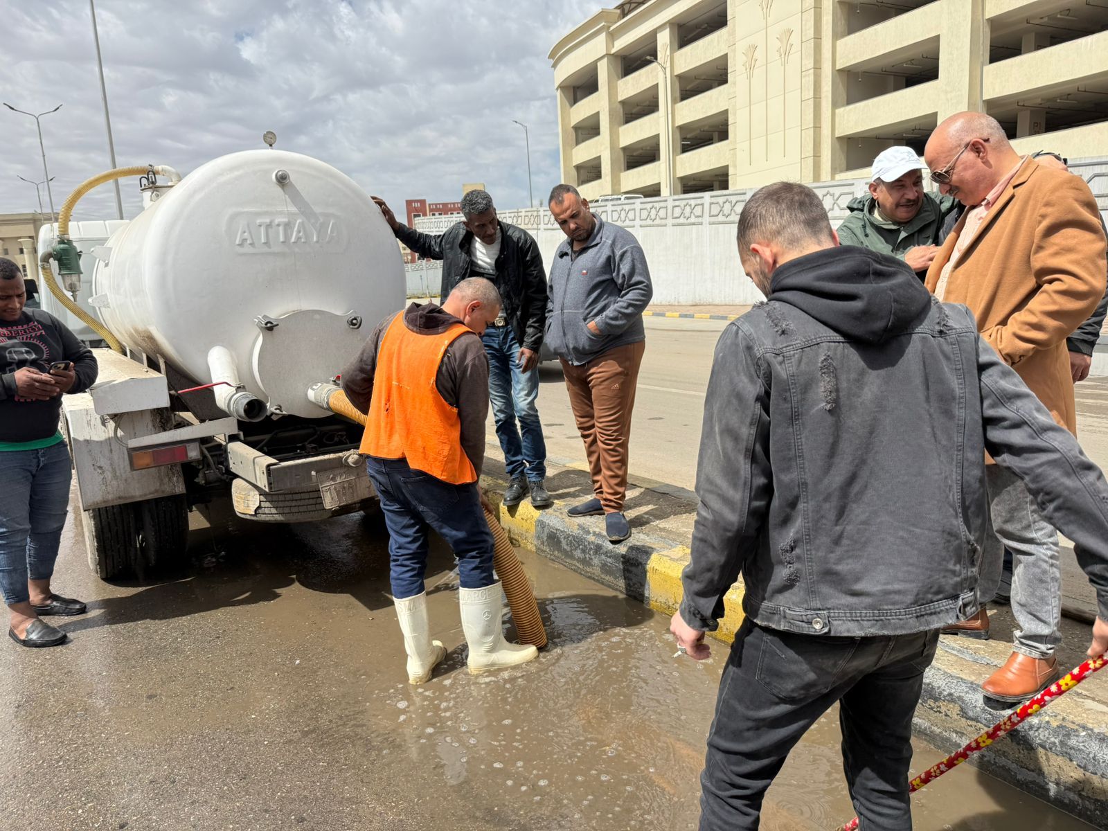 سيارات شفط وسحب تراكمات مياه الأمطار بمناطق الجيزة (7) سيارات شفط وسحب تراكمات مياه الأمطار بمناطق الجيزة (7)