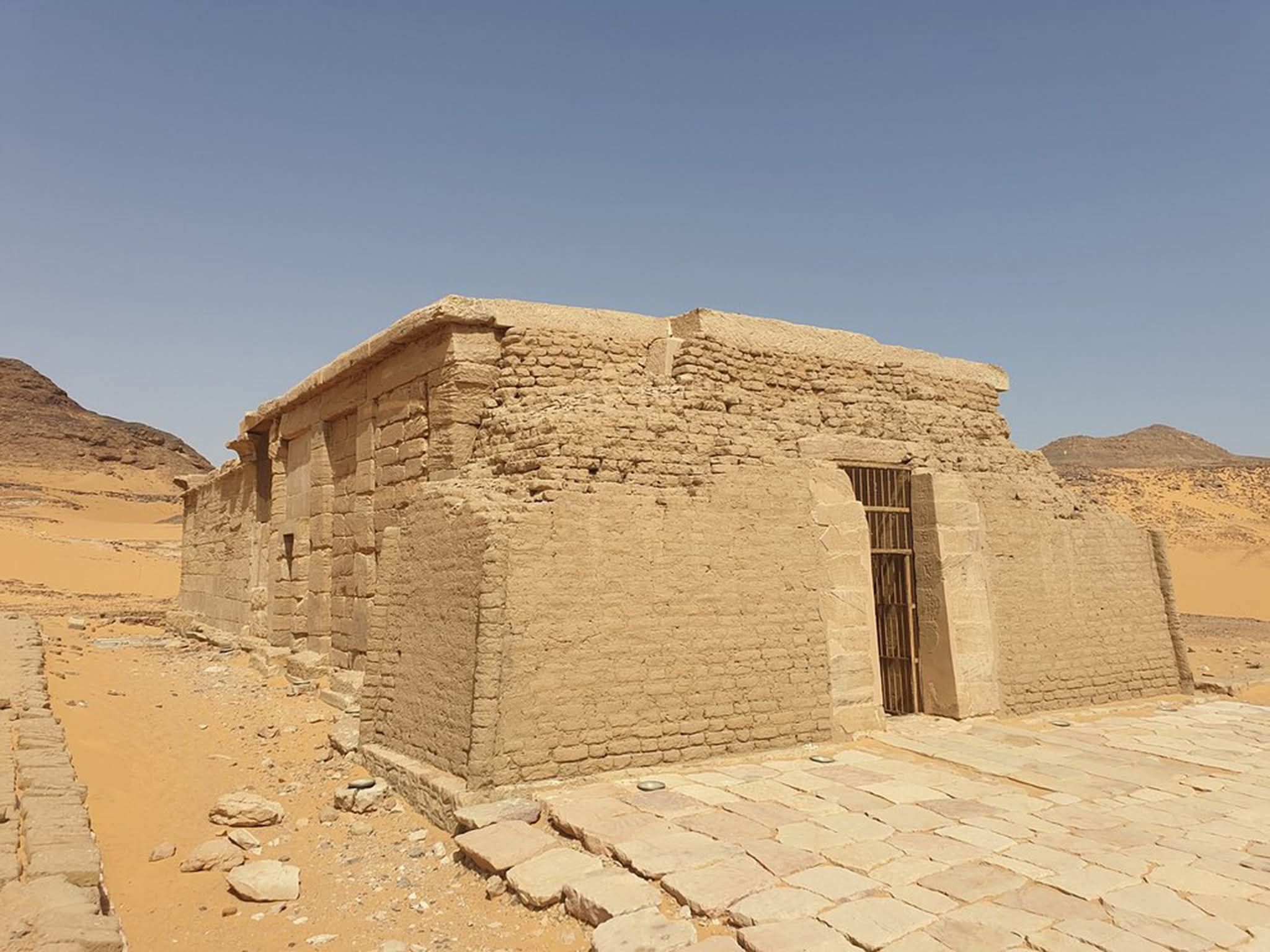 المعابد القديمة على ضفاف البحيرة المعابد القديمة على ضفاف البحيرة