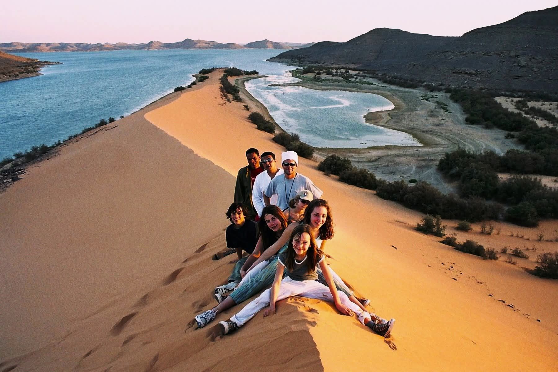 استمتاع السياح بالطبيعة استمتاع السياح بالطبيعة