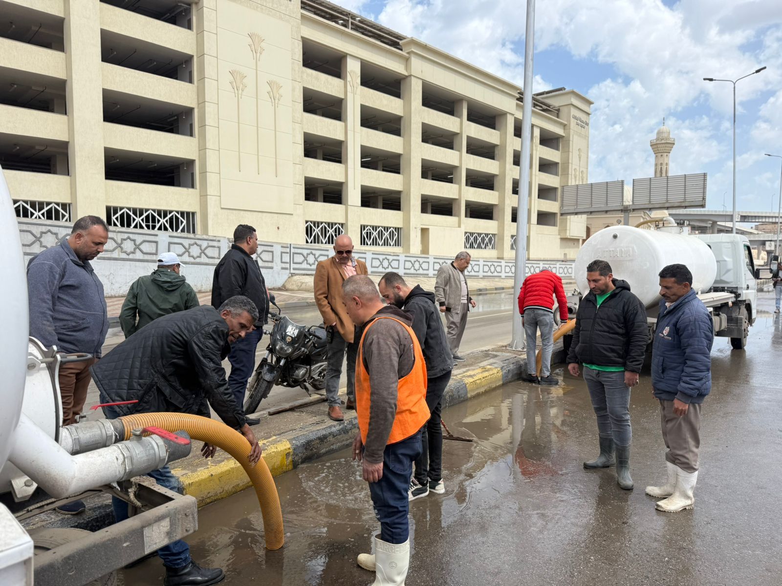 سيارات شفط وسحب تراكمات مياه الأمطار بمناطق الجيزة (6) سيارات شفط وسحب تراكمات مياه الأمطار بمناطق الجيزة (6)