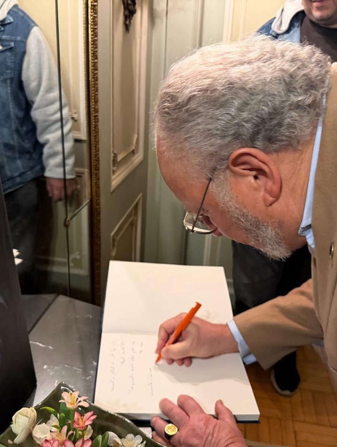 محمد شبانة وحفيد شقيقة عبد الحليم في استقبال الملك أحمد فؤاد الثاني (2) محمد شبانة وحفيد شقيقة عبد الحليم في استقبال الملك أحمد فؤاد الثاني (2)