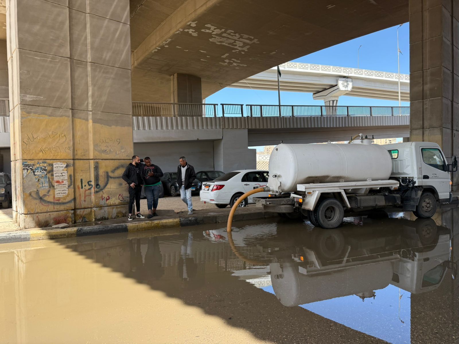 سيارات شفط وسحب تراكمات مياه الأمطار بمناطق الجيزة (2) سيارات شفط وسحب تراكمات مياه الأمطار بمناطق الجيزة (2)