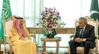 فيصل بن فرحان يستعرض العلاقات والتطورات الإقليمية مع نائب رئيس الوزراء وزير خارجية باكستان